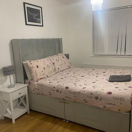 New! 4 Bedroom London House With Garden And Lawn المظهر الخارجي الصورة