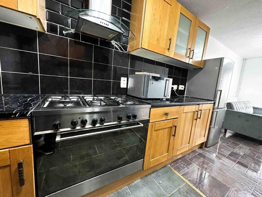 New! 4 Bedroom London House With Garden And Lawn المظهر الخارجي الصورة